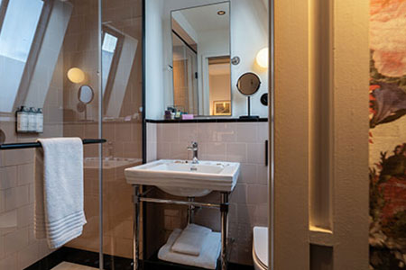 Bathroom of the Chambre Parisienne DADOU, hotel Paris 17